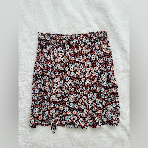 Chic Floral Mini Skirt in Black and Red - Picture 2 of 2